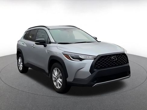 Used 2025 Toyota Corolla Cross LE image 3