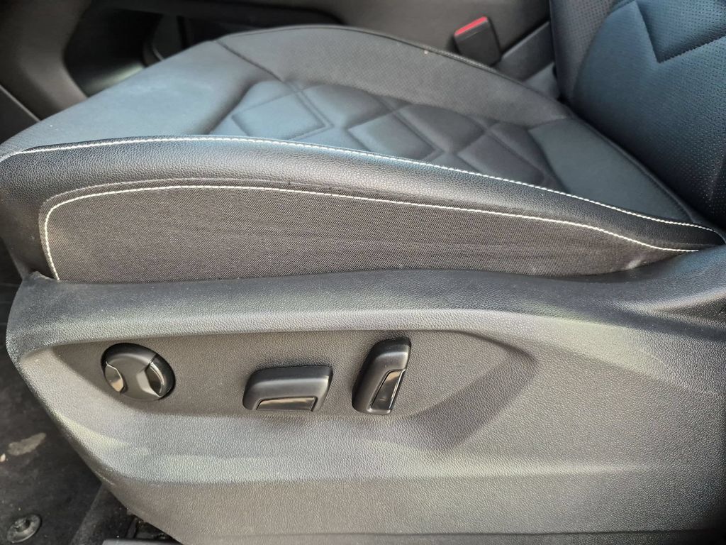 Used 2025 Volkswagen Atlas SE FWD image 14