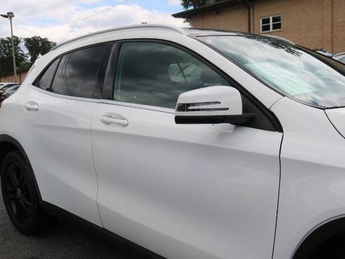 Used 2020 Mercedes-Benz GLA 250 4MATIC w/ Premium Package image 3