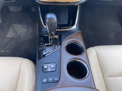 Used 2018 Toyota Avalon XLE Premium w/ Preferred Accessory Package FWD image 31