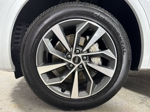 Used 2023 Audi Q5 2.0T Premium w/ Convenience Package image 3