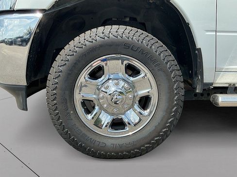 Used 2024 RAM 2500 Tradesman w/ Chrome Appearance Group AWD/4WD image 9