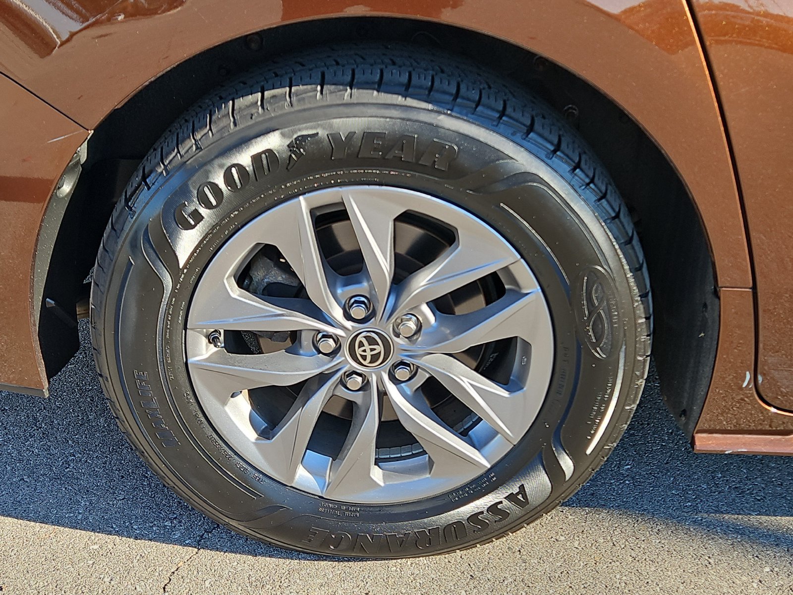 Certified 2022 Toyota Sienna XLE w/ XLE Plus Package FWD image 5