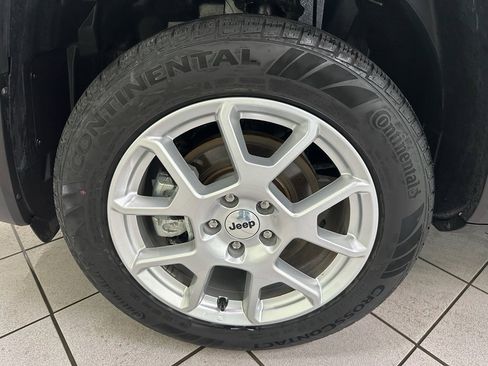 Used 2023 Jeep Renegade Latitude w/ Premium Group image 16