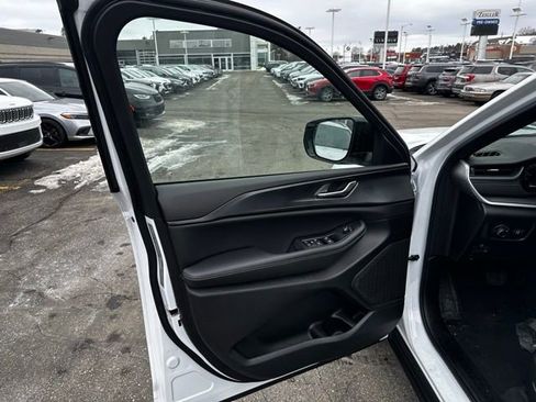 New 2025 Jeep Grand Cherokee L Altitude image 12