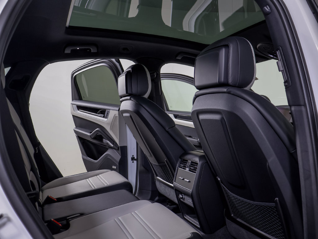 Certified 2025 Porsche Cayenne E-Hybrid Coupe AWD/4WD image 9