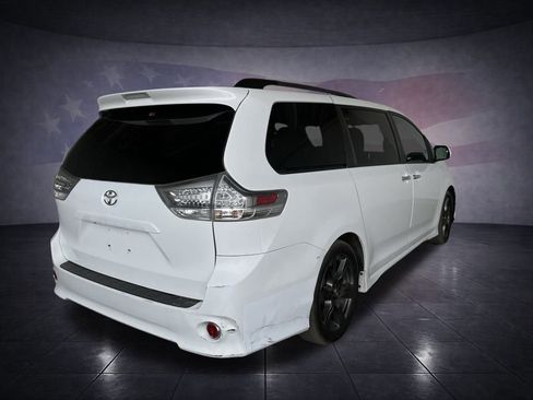 Used 2017 Toyota Sienna SE w/ Cargo Management Package image 5