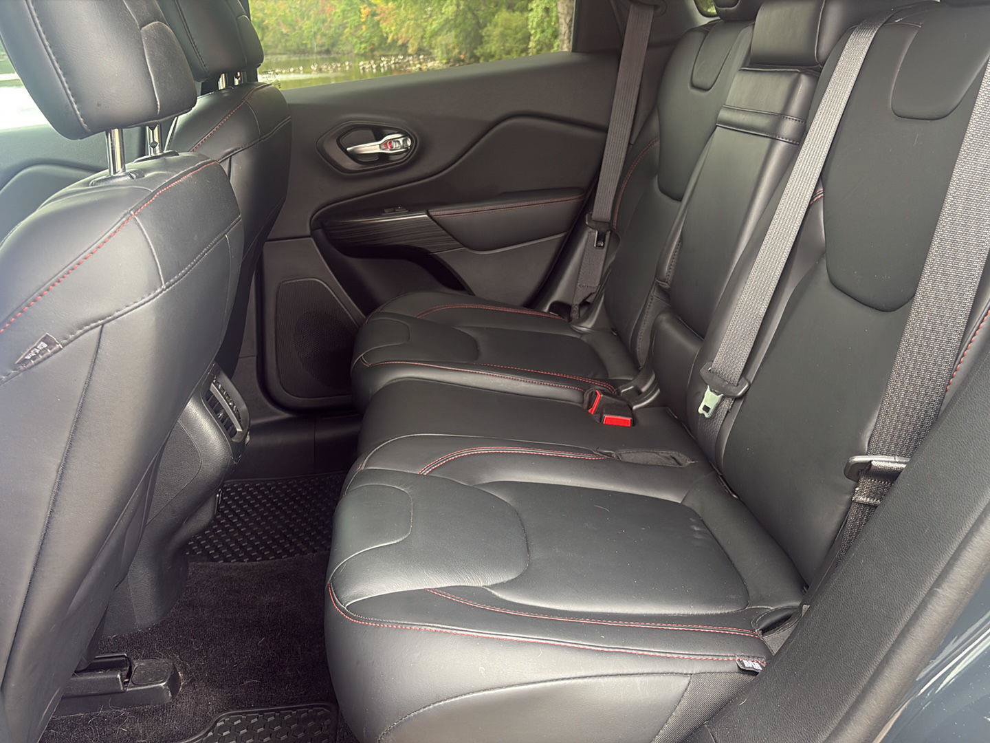 Used 2016 Jeep Cherokee Trailhawk w/ Leather Interior Group AWD/4WD image 16