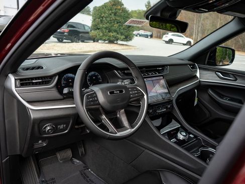 New 2025 Jeep Grand Cherokee L Limited AWD/4WD image 13