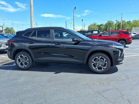 New 2026 Chevrolet Trax LT w/ LT Convenience Package FWD image 2