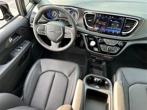 New 2025 Chrysler Pacifica Select image 17