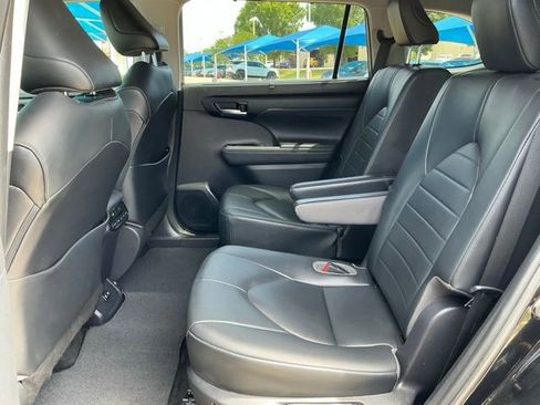 Used 2020 Toyota Highlander XLE AWD/4WD image 10