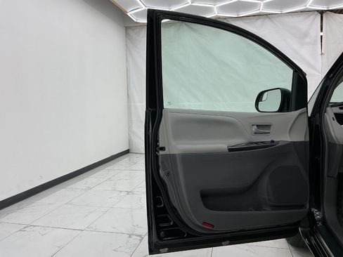 Used 2015 Toyota Sienna LE FWD image 18