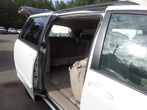 Used 2005 Toyota Sienna XLE image 26