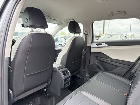 New 2026 Volkswagen Taos SE FWD image 12