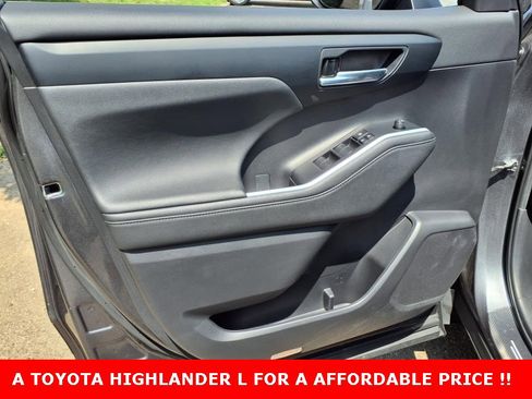 Used 2023 Toyota Highlander L image 13
