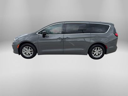 Used 2025 Chrysler Pacifica Select