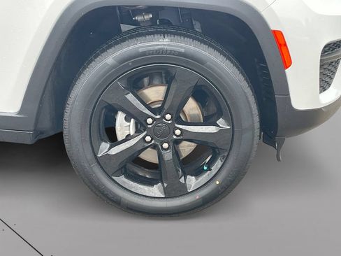 Used 2023 Jeep Grand Cherokee Altitude AWD/4WD image 9