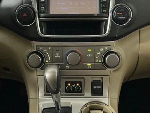 Used 2013 Toyota Highlander SE FWD image 18