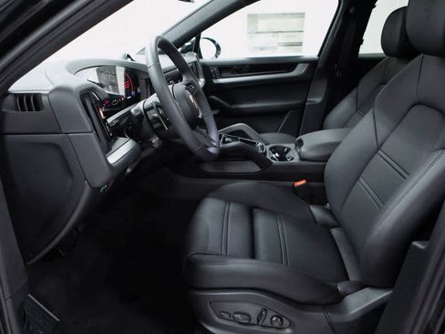 Certified 2025 Porsche Cayenne Coupe image 17