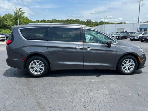 Used 2021 Chrysler Pacifica Touring-L w/ Premium & Safety Sphere Group FWD image 4