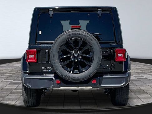 Used 2025 Jeep Wrangler Unlimited Sahara w/ Safety Group AWD/4WD image 23