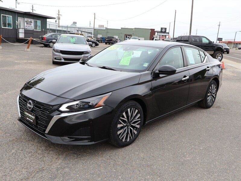 Used 2023 Nissan Altima 2.5 SV FWD image 3