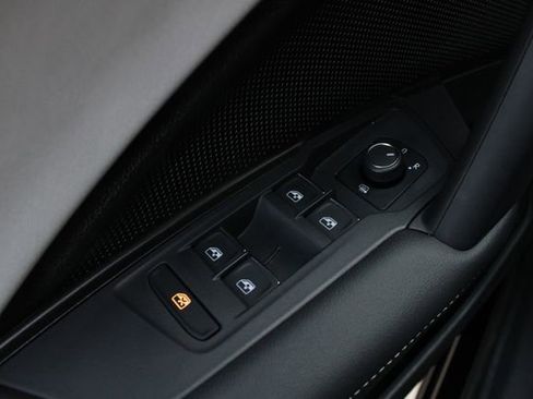 Used 2025 Volkswagen Tiguan SE FWD image 8
