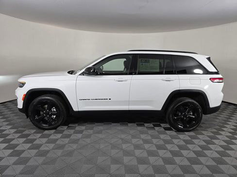 Used 2023 Jeep Grand Cherokee Altitude image 6