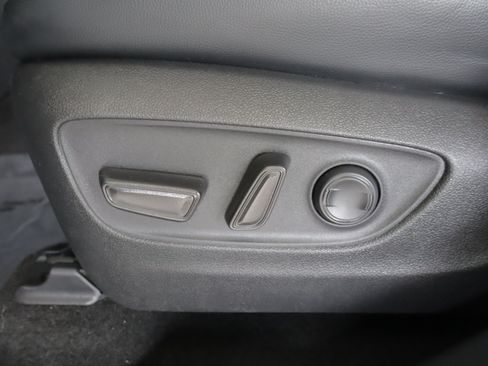 Used 2023 Toyota Highlander XLE AWD/4WD image 13
