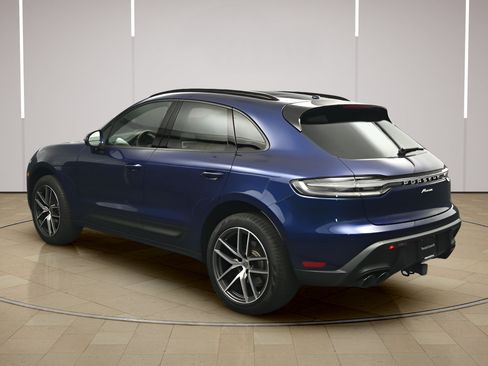 Certified 2025 Porsche Macan AWD/4WD image 3