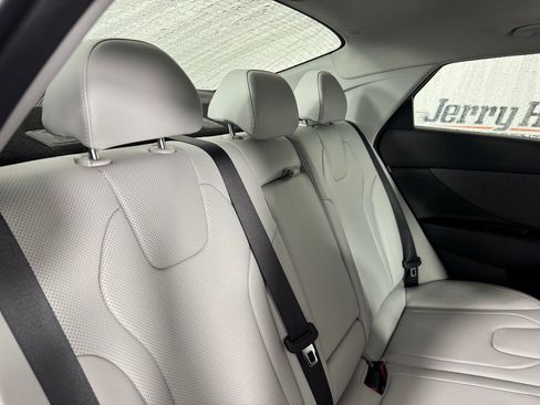 Used 2025 Hyundai Elantra Limited image 28