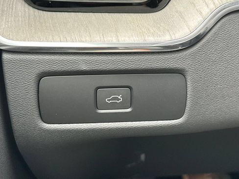 Used 2025 Volvo XC60 B5 Plus AWD/4WD image 34