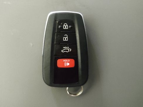 Used 2021 Toyota Highlander LE AWD/4WD image 32