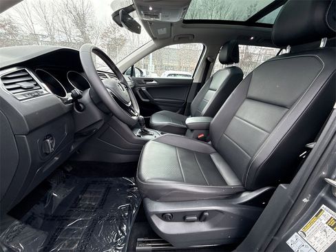 Used 2021 Volkswagen Tiguan SE w/ Panoramic Sunroof Package image 13