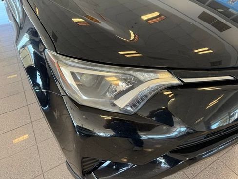 Used 2017 Toyota RAV4 LE AWD/4WD image 9