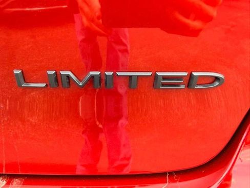 Used 2024 Chrysler Pacifica Limited w/ S Appearance Package FWD image 34