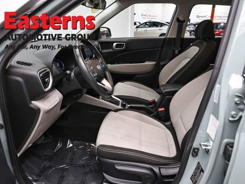 Used 2025 Hyundai Venue SEL FWD image 14