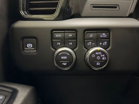 Used 2024 GMC Sierra 3500 AT4 w/ AT4 Preferred Package AWD/4WD image 34