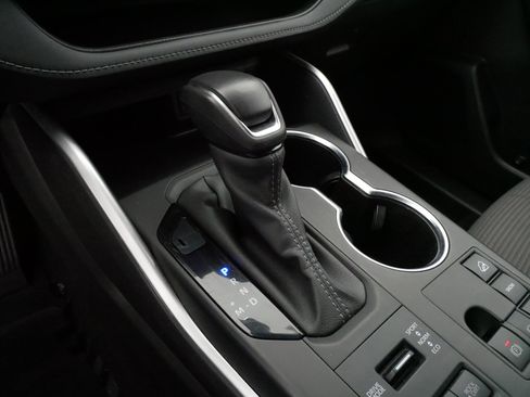 Used 2024 Toyota Highlander LE image 25