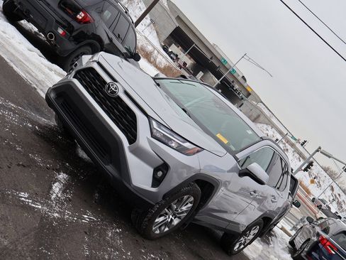 Used 2022 Toyota RAV4 XLE Premium image 3