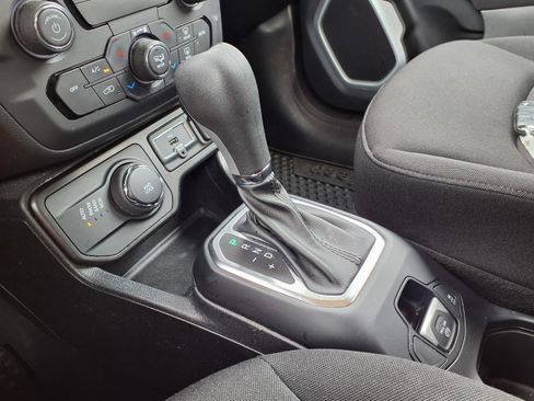 Certified 2019 Jeep Renegade Latitude w/ Cold Weather Group AWD/4WD image 10