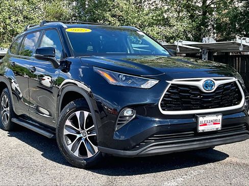 Used 2023 Toyota Highlander XLE image 2