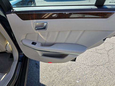 Used 2016 Mercedes-Benz E 250 4MATIC Sedan image 27