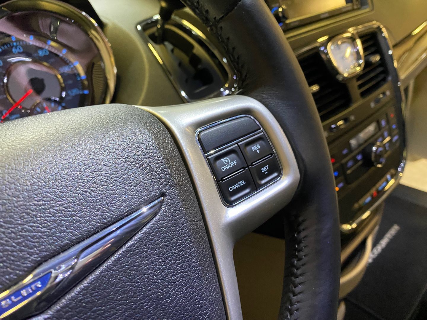 Used 2016 Chrysler Town & Country Touring FWD image 17