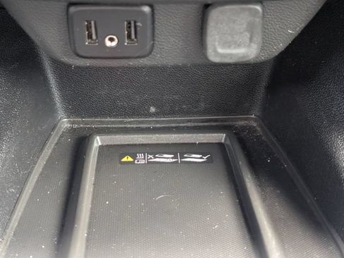 Used 2022 Chevrolet Traverse LT FWD image 20