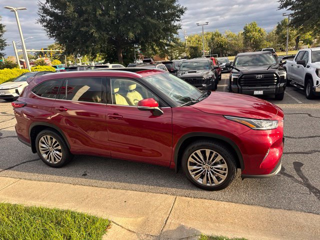 Used 2021 Toyota Highlander Platinum AWD/4WD image 6