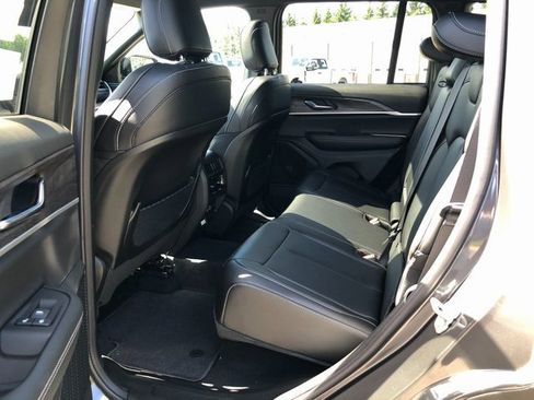 New 2025 Jeep Grand Cherokee Limited w/ Black Appearance Package image 11