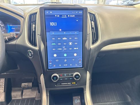 Used 2024 Ford Edge SEL w/ Convenience Package image 3