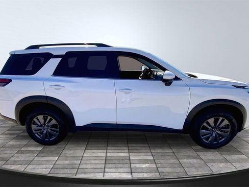 Used 2025 Nissan Pathfinder SV image 4